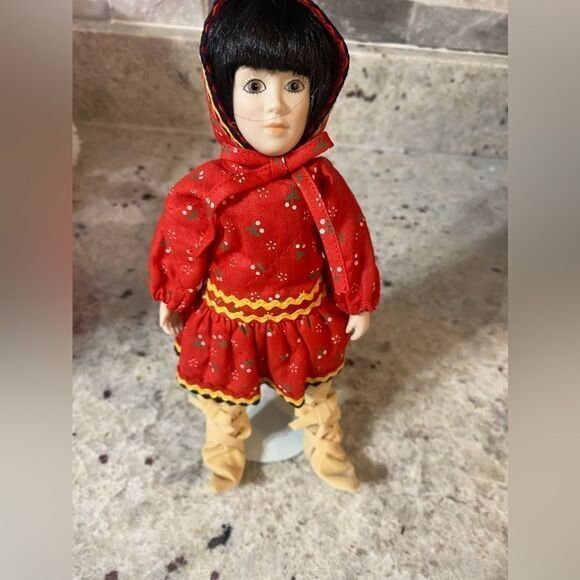 - Danbury Mint Porcelain Dolls of the World “Noni” representing‎ Canada - Picture 1 of 5